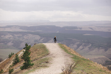 Obraz premium Enduro bike stands on a cliff.