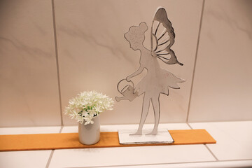 Engel gießt weiße Blumen