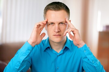 Man feels pain in head, health problem