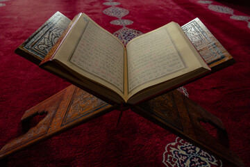 Obraz premium Holy Quran or Kuran-i Kerim on the lectern in a mosque.
