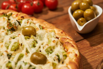 Pizza assada e seus ingredientes