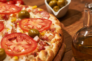 Pizza assada e seus ingredientes