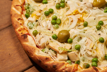 Pizza assada e seus ingredientes