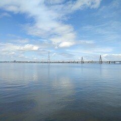 Obraz premium Beach in Encarnacion Paraguay with view of the bridge to Argentine, skyline of Posadas