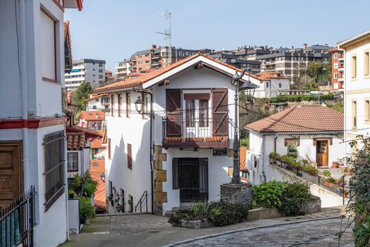 Calle del puerto viejo de Algorta en el municipio de Getxo