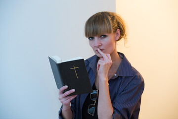 woman studying the bible