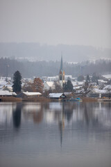 Kirche am eisig kalten Pfäffikersee im Winter