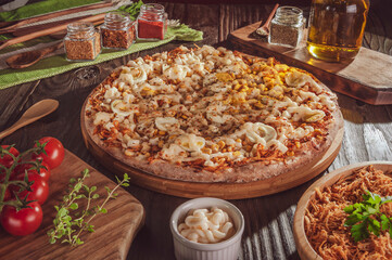 Brazilian pizza with mozzarella, chicken, corn, hearts of palm, eggs and catupiry (Pizza especial)