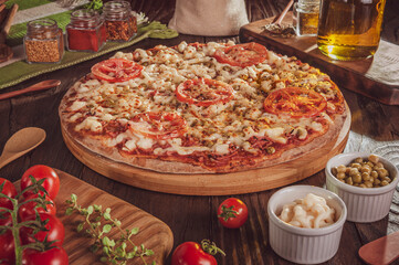 Brazilian pizza with mozzarella cheese, ham, tomato, hearts of palm, pea and catupiry (Pizza especial)