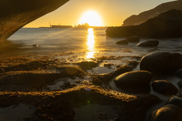 Camara de fotos captando una increible y bonita fotografia de paisaje en un paraje natural de la...