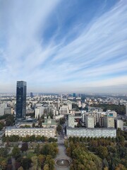 Panorama rozwiniętego miasta stolica kraju z wieżowcami i biurowcami
