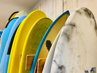 Surfboards, Surfbretter aufgereiht, bunt