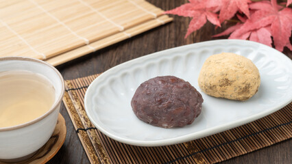 和菓子のおはぎ(あんこときな粉)と紅葉