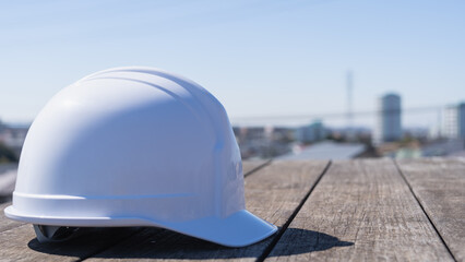 ヘルメットと街並み｜建設業・製造業イメージ