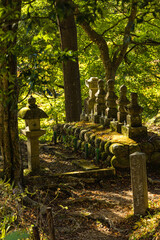 日本　愛知県豊田市足助町の香嵐渓にある香積寺の灯籠と鈴木五代の墓