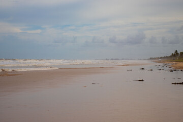 Fototapeta na wymiar Praia deserta na Barra dos Coqueiros com vista para a capital sergipana Aracaju. 