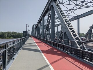 most żelazny na drugą stronę rzeki