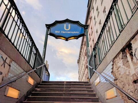 Berlin, 2016: U-Bahnhof Hermannplatz in Berlin Neuk&ouml;lln
