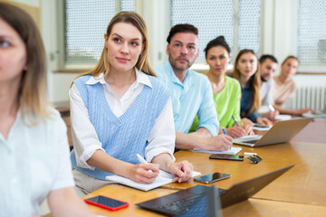 Fototapeta premium Side view of a group of adult students in university classroom