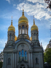 Fototapeta na wymiar Russian Orthodox Church in Wiesbaden with its golden domes.