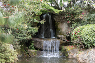 Fuente con cascada rodeada de árboles | Fountain with waterfall surrounded by trees