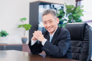 笑顔の会社役員