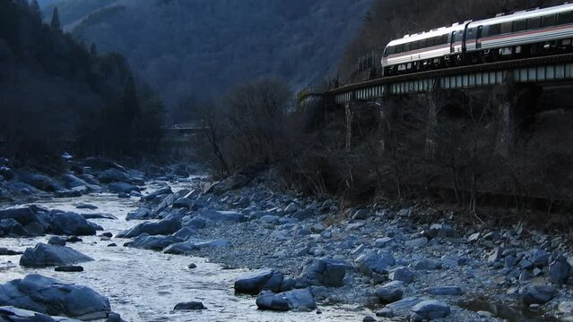 飛騨川沿いを走るキハ85系特急ワイドビューひだ（高山本線 飛騨小坂 - 渚, 2023年2月）