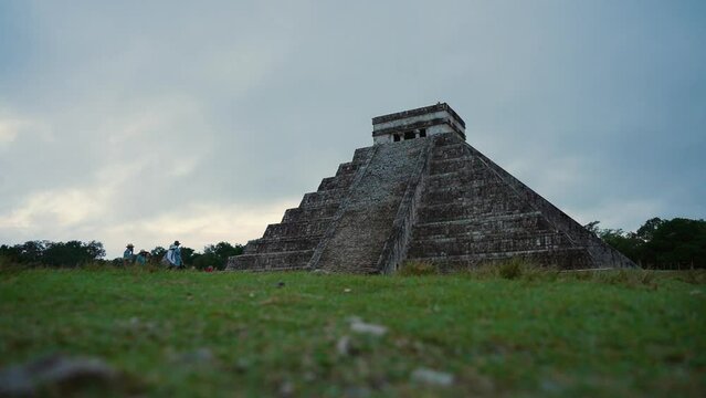 Timelapse in a cloudy day in Chichenitza