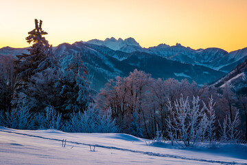 Blick vom Gaisberg zum Dachstein in den Alpen im Winter - 574866935