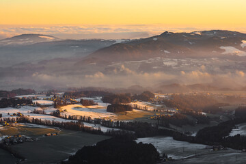 Sonnenaufgang mit Nebel im Salzburger Land in Österreich