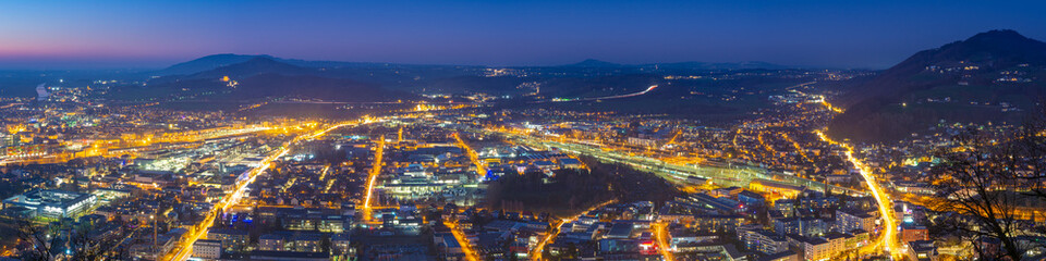 Die Stadt Salzburg in Österreich mit Blick nach Bayern in Deutschland am Abend