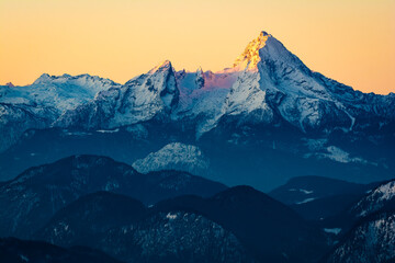 Berg Watzmann in den Berchtesgadener Alpen im Sonnenaufgang im Winter - 574867575