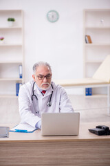Obraz premium Old male doctor in telemedicine concept