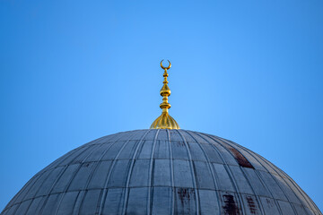 Fototapeta na wymiar Kuppel mit Halbmond an der Sehitlik-Moschee in Berlin-Neukölln