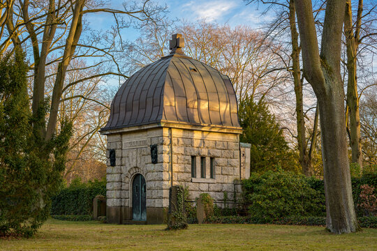 Mausoleum der Adelsfamilie Tr&uuml;tzschler von Falkenstein auf dem Garnisonfriedhof in Berlin-Neuk&ouml;lln im Licht der Abendsonne