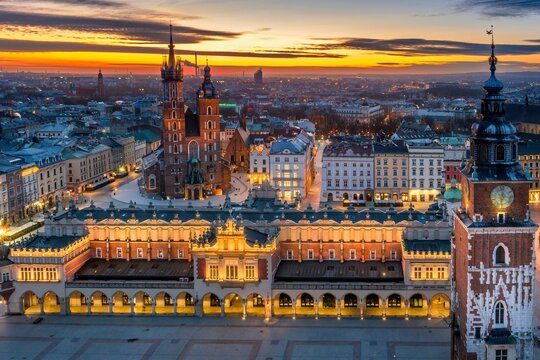 Rynek Gł&oacute;wny w Krakowie z lotu drona o wschodzie słońca