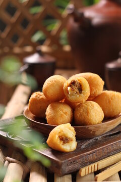 Comro is a typical Sundanese fritters. Comro is made from grated cassava which is shaped round or oval and filled with oncom chili sauce and chili and then fried. 