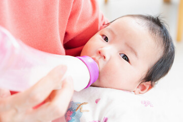 哺乳瓶でミルクを飲む赤ちゃん