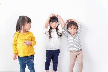 Fototapeta premium 笑顔で遊ぶ子ども