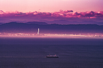 兵庫県・ノイジーな朝の大阪湾、ドラマチックな対岸の朝光と関西国際空港を臨む	
