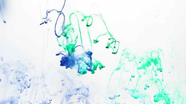 インクドロップ　水に落ちる青と緑のインク　白背景　Ink drop Blue and green ink falling into water White background
