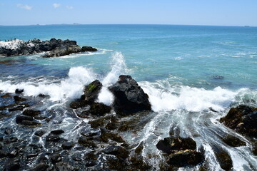 Fototapeta na wymiar rough sea on rocky pacific coast line chile South America