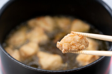 唐揚げを自宅のIHキッチンで作る主婦