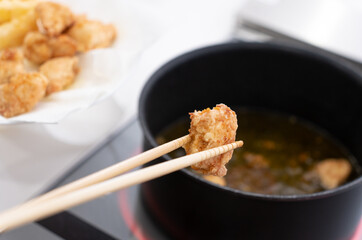 唐揚げを自宅のIHキッチンで作る主婦