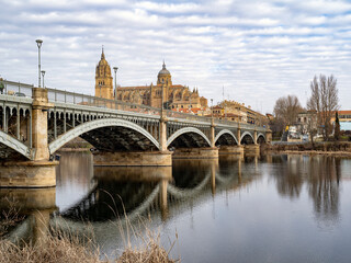 vista de la catedral de Salamanca al otro lado del rio Tormes.