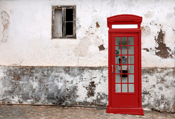 Obraz premium English red kiosk in grunge wall