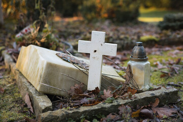 Grabstein als Kreuz auf dem Friedhof