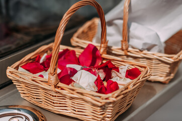 Fototapeta na wymiar A basket with rose petals before the ceremony 4448.