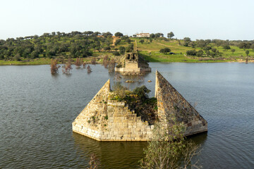 Puente de Ajuda. Está situado sobre el río Guadiana. Mandado construir en 1510, fue parcialmente...