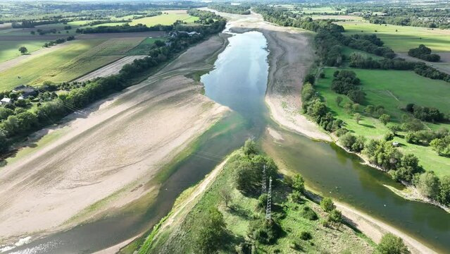 &laquo;&nbsp;Grand Bras&nbsp;&raquo;&nbsp;de la Loire en p&eacute;riode de s&eacute;cheresse entre Chalonnes  sur Loire et Montjean sur Loire, Maine et Loire.